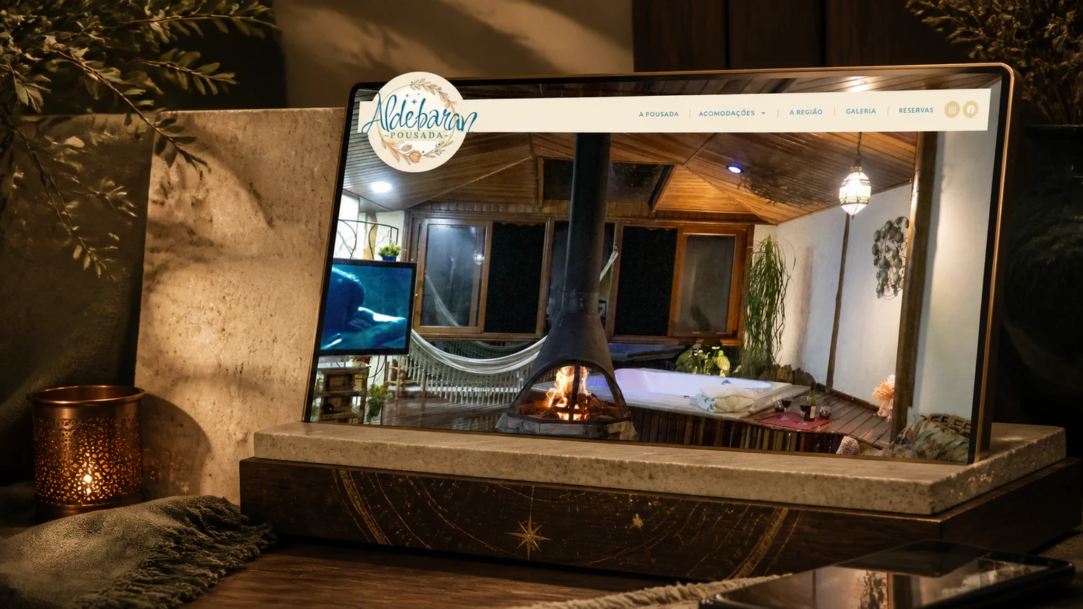 Site da Pousada Aldebaran apresentado com imagem real de um chalé com hidromassagem e vista para a natureza